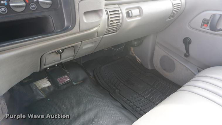 image for item DF1719 1997 GMC Sierra C3500HD Crew Cab flatbed pickup truck