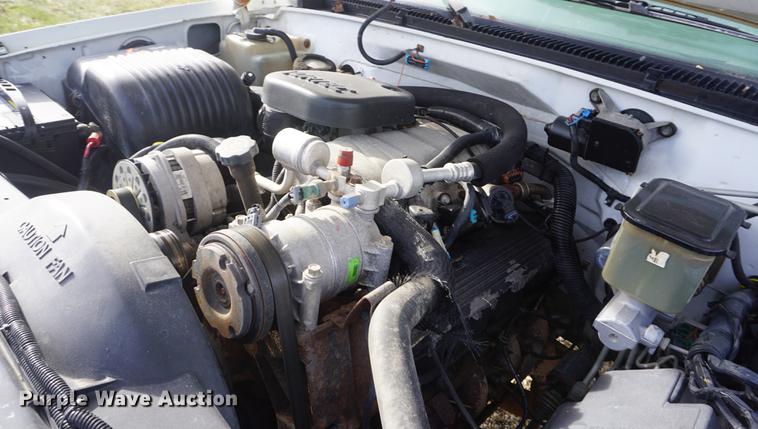 image for item DF1719 1997 GMC Sierra C3500HD Crew Cab flatbed pickup truck