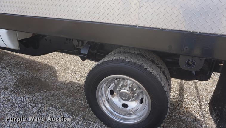 image for item DF1719 1997 GMC Sierra C3500HD Crew Cab flatbed pickup truck