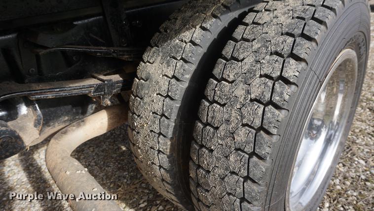 image for item DF1719 1997 GMC Sierra C3500HD Crew Cab flatbed pickup truck