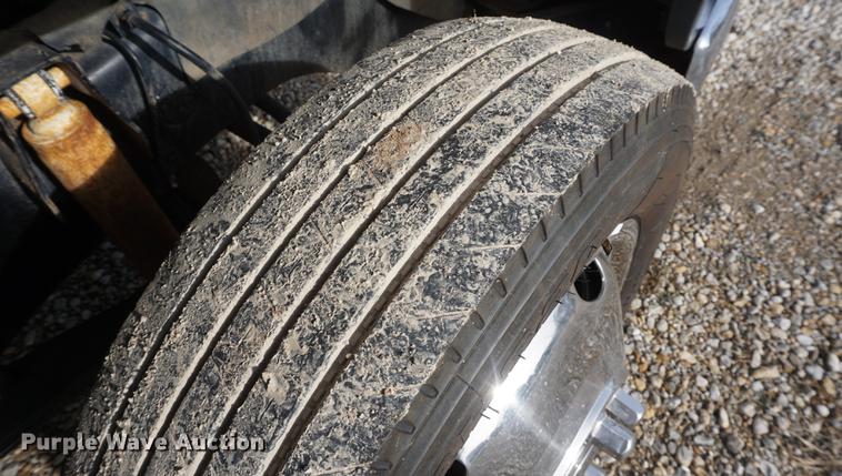 image for item DF1719 1997 GMC Sierra C3500HD Crew Cab flatbed pickup truck