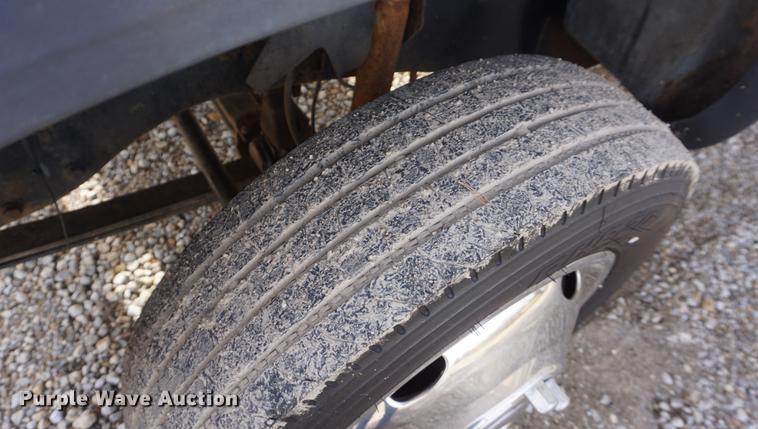 image for item DF1719 1997 GMC Sierra C3500HD Crew Cab flatbed pickup truck