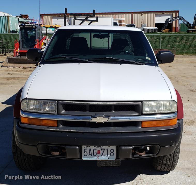 image for item DF3370 2002 Chevrolet S10 Ext. Cab pickup truck