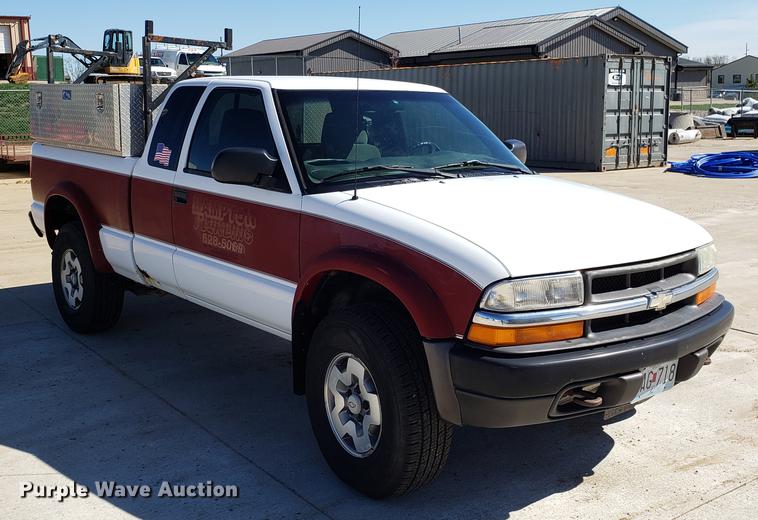 image for item DF3370 2002 Chevrolet S10 Ext. Cab pickup truck