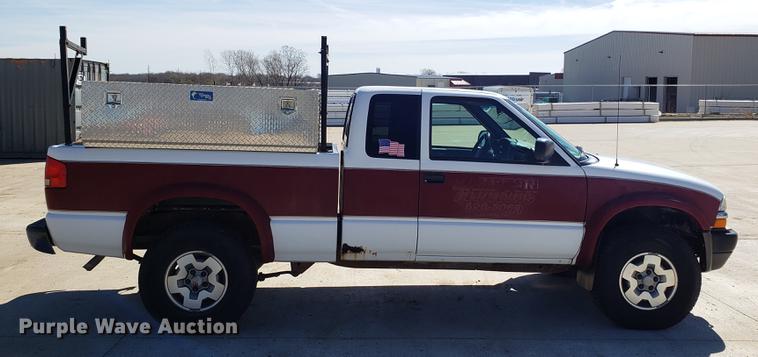 image for item DF3370 2002 Chevrolet S10 Ext. Cab pickup truck