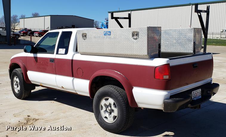 image for item DF3370 2002 Chevrolet S10 Ext. Cab pickup truck