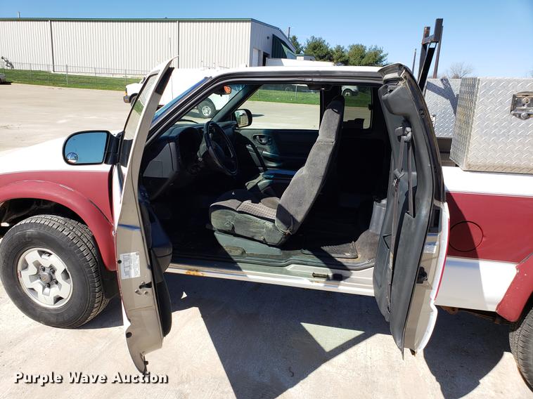 image for item DF3370 2002 Chevrolet S10 Ext. Cab pickup truck