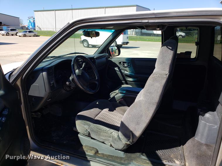 image for item DF3370 2002 Chevrolet S10 Ext. Cab pickup truck