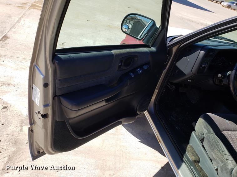 image for item DF3370 2002 Chevrolet S10 Ext. Cab pickup truck