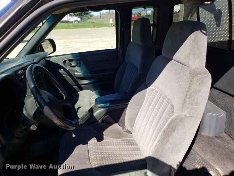 image for item DF3370 2002 Chevrolet S10 Ext. Cab pickup truck