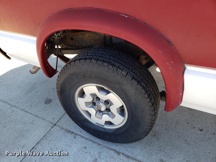 image for item DF3370 2002 Chevrolet S10 Ext. Cab pickup truck