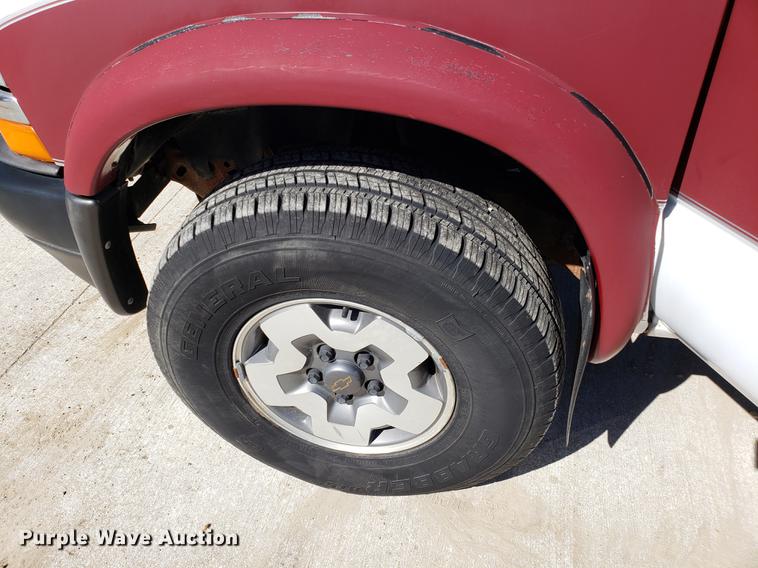 image for item DF3370 2002 Chevrolet S10 Ext. Cab pickup truck