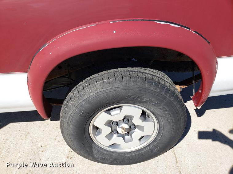 image for item DF3370 2002 Chevrolet S10 Ext. Cab pickup truck