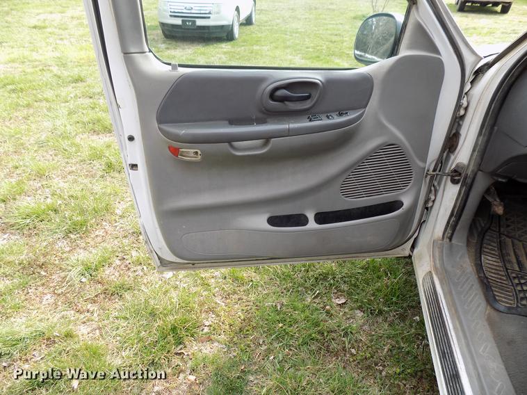 image for item DF4407 2003 Ford F150 SuperCab pickup truck