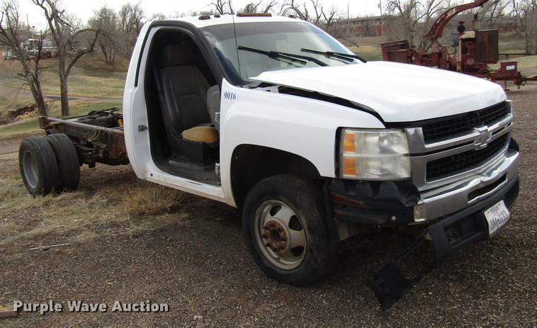 image for item DF7902 2009 Chevrolet Silverado 3500HD pickup truck cab and chassis