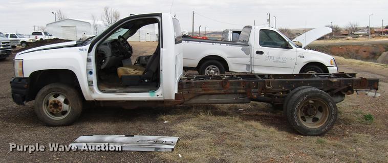 image for item DF7902 2009 Chevrolet Silverado 3500HD pickup truck cab and chassis