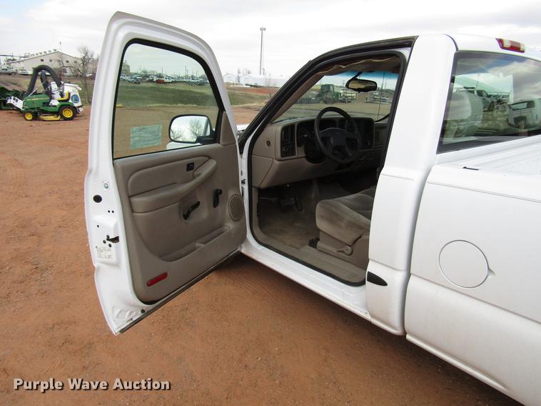 image for item DF7905 2003 GMC Sierra 1500 pickup truck