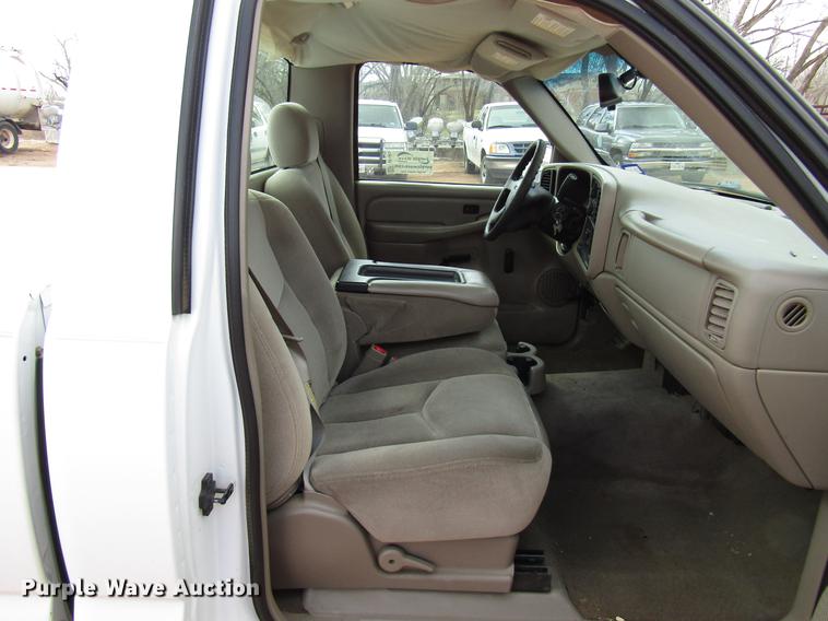 image for item DF7905 2003 GMC Sierra 1500 pickup truck