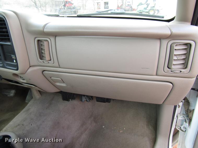 image for item DF7905 2003 GMC Sierra 1500 pickup truck