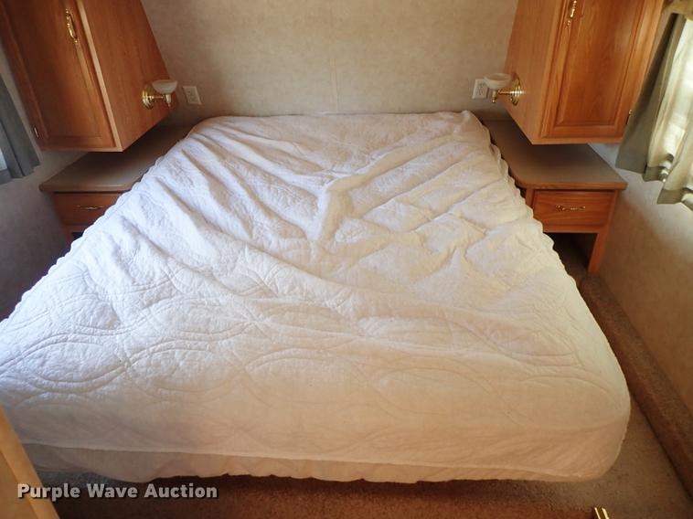 image for item DF8852 2005 Cross Roads Cruiser camper