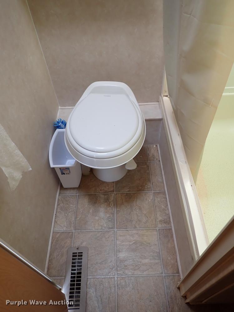 image for item DF8852 2005 Cross Roads Cruiser camper