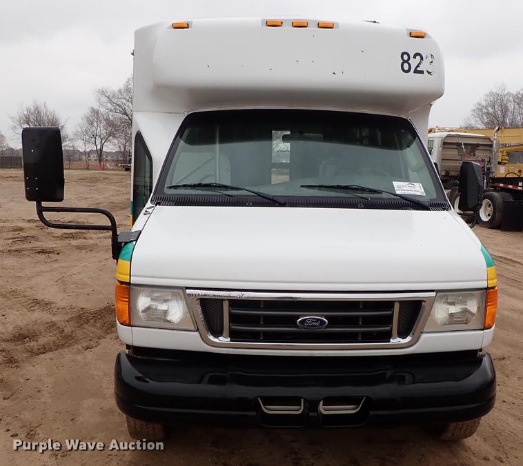 image for item DF8854 2007 Ford Econoline E450 shuttle bus