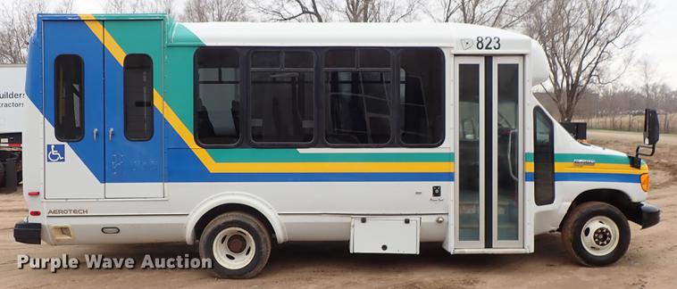 image for item DF8854 2007 Ford Econoline E450 shuttle bus