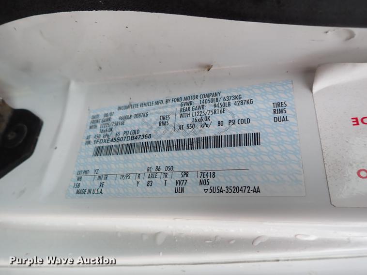 image for item DF8854 2007 Ford Econoline E450 shuttle bus