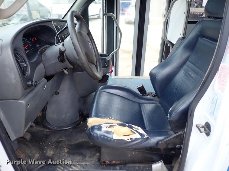 image for item DF8854 2007 Ford Econoline E450 shuttle bus