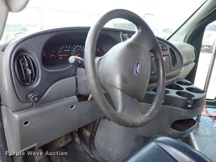 image for item DF8854 2007 Ford Econoline E450 shuttle bus