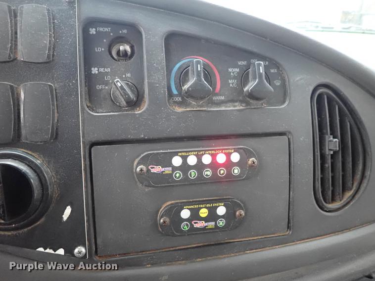 image for item DF8854 2007 Ford Econoline E450 shuttle bus