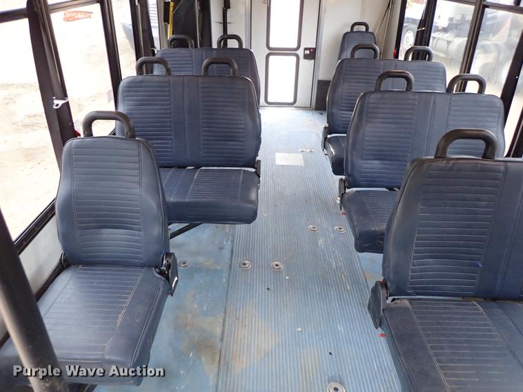 image for item DF8854 2007 Ford Econoline E450 shuttle bus