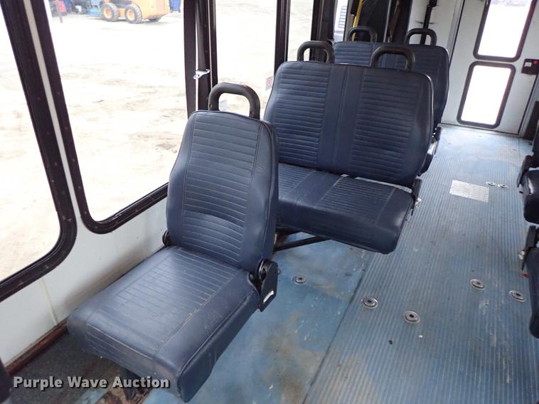 image for item DF8854 2007 Ford Econoline E450 shuttle bus