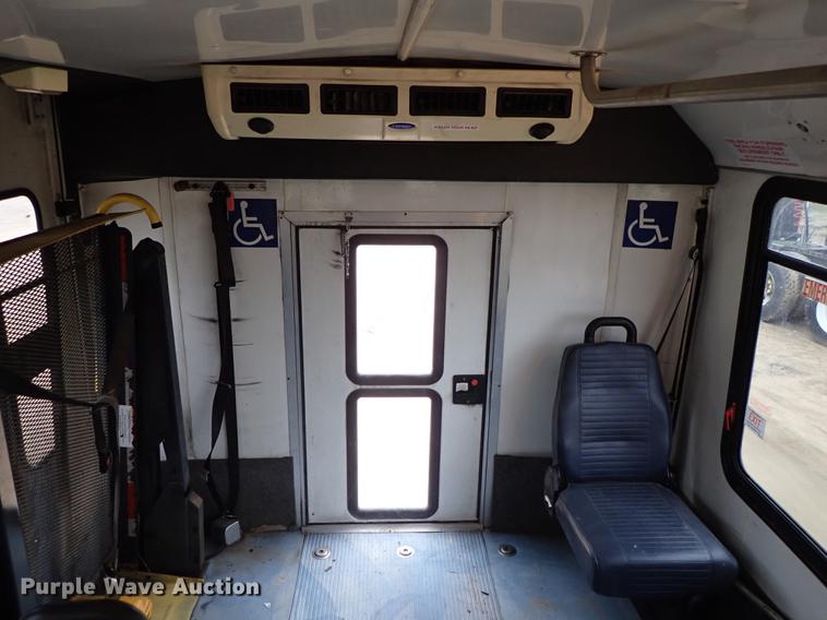 image for item DF8854 2007 Ford Econoline E450 shuttle bus