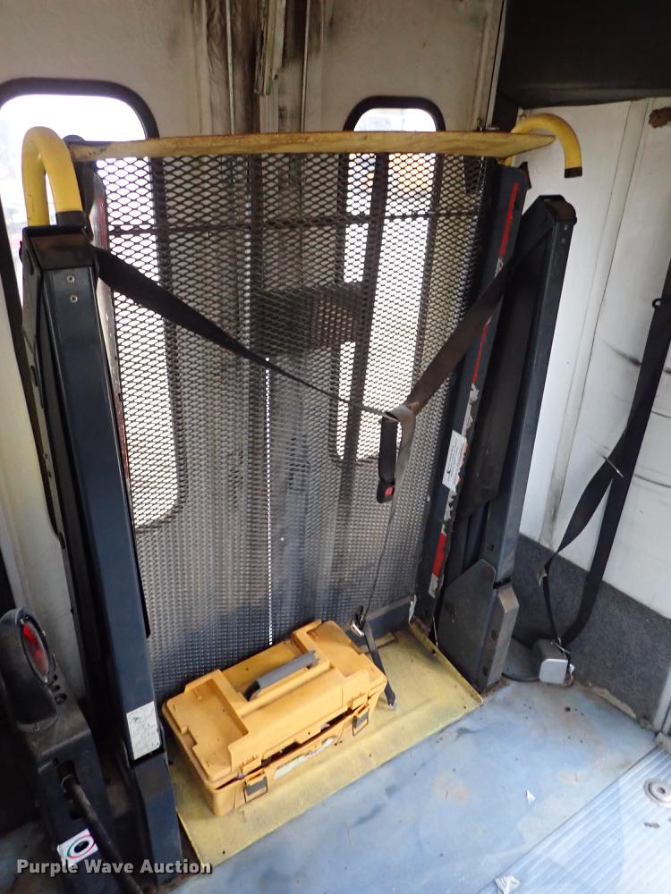 image for item DF8854 2007 Ford Econoline E450 shuttle bus