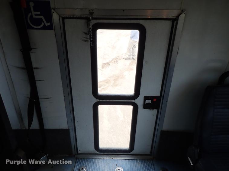 image for item DF8854 2007 Ford Econoline E450 shuttle bus