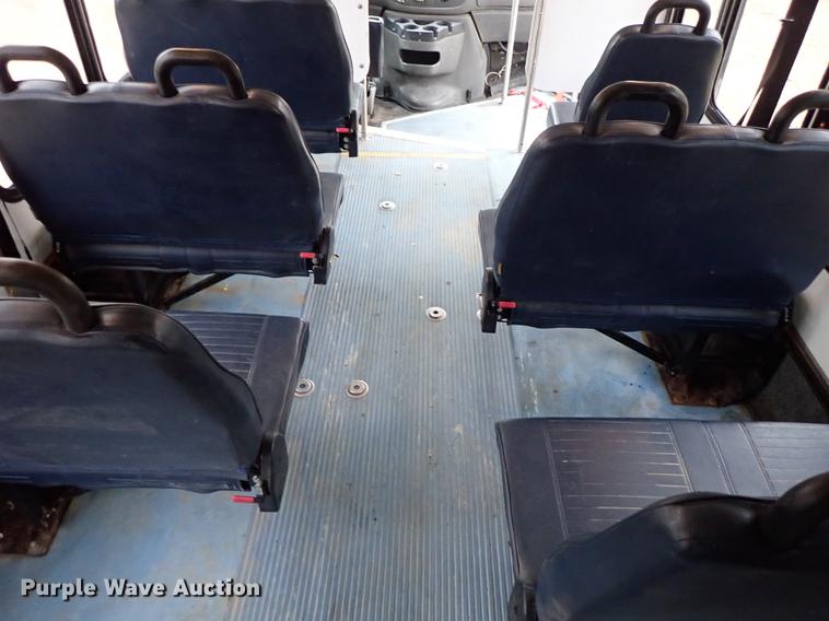 image for item DF8854 2007 Ford Econoline E450 shuttle bus