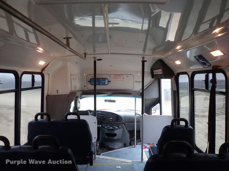 image for item DF8854 2007 Ford Econoline E450 shuttle bus