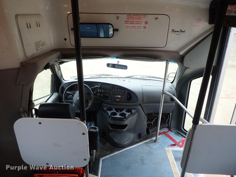 image for item DF8854 2007 Ford Econoline E450 shuttle bus