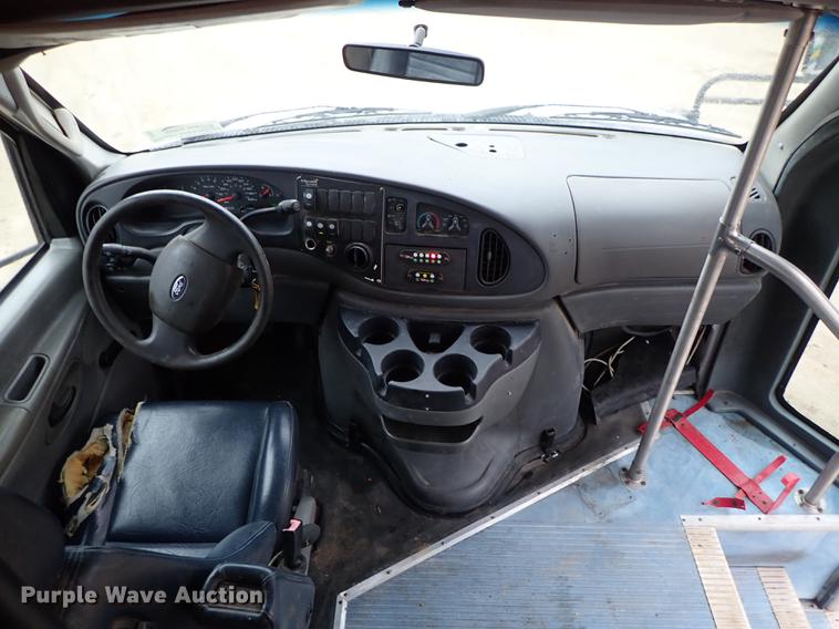 image for item DF8854 2007 Ford Econoline E450 shuttle bus