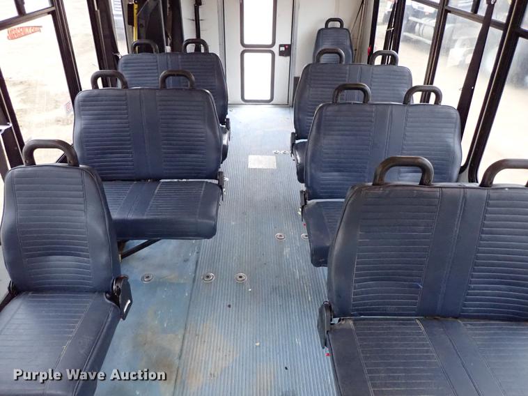 image for item DF8854 2007 Ford Econoline E450 shuttle bus