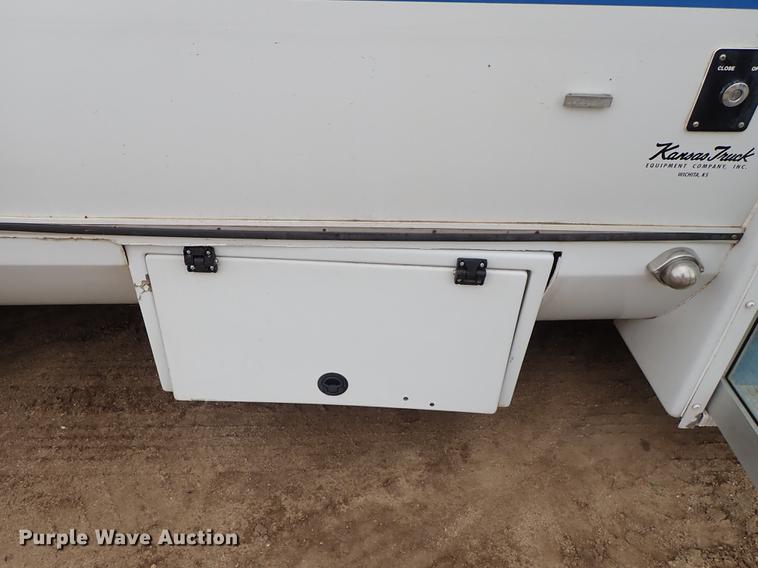 image for item DF8854 2007 Ford Econoline E450 shuttle bus