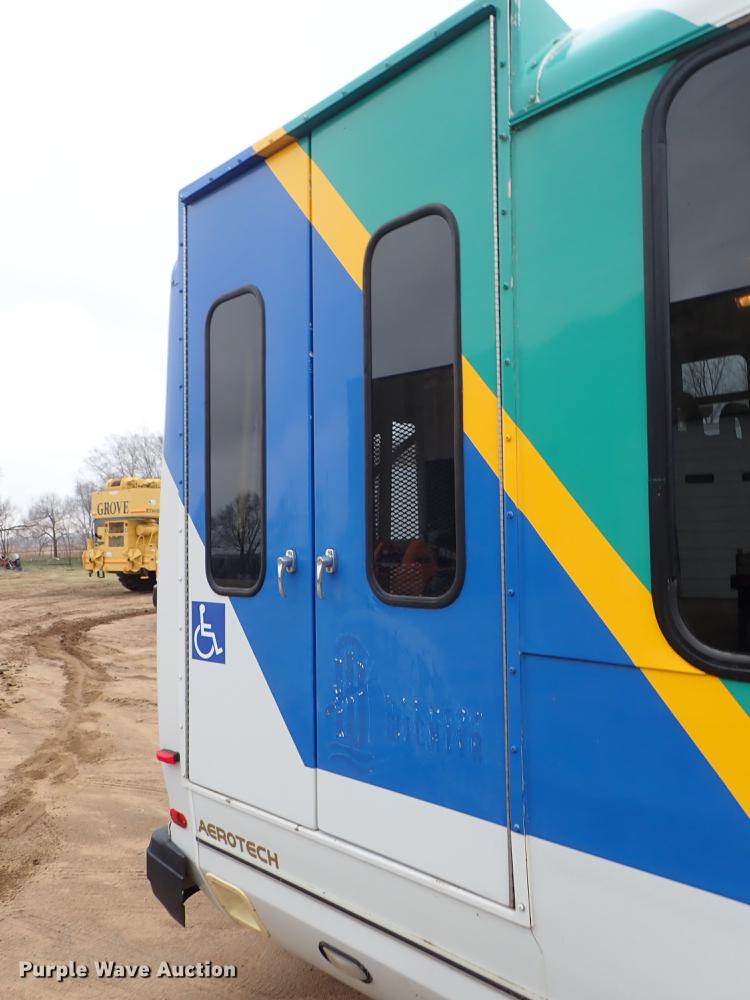 image for item DF8854 2007 Ford Econoline E450 shuttle bus