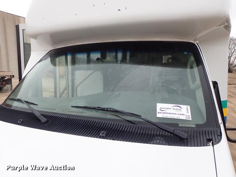 image for item DF8854 2007 Ford Econoline E450 shuttle bus
