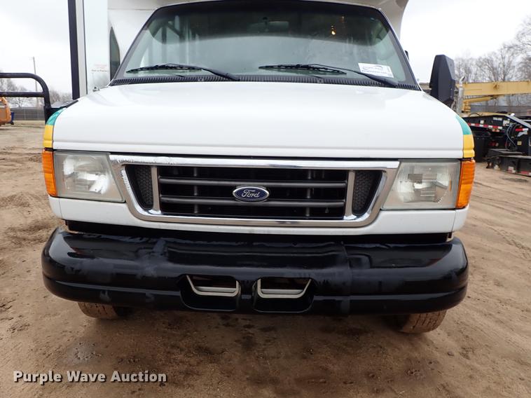 image for item DF8854 2007 Ford Econoline E450 shuttle bus