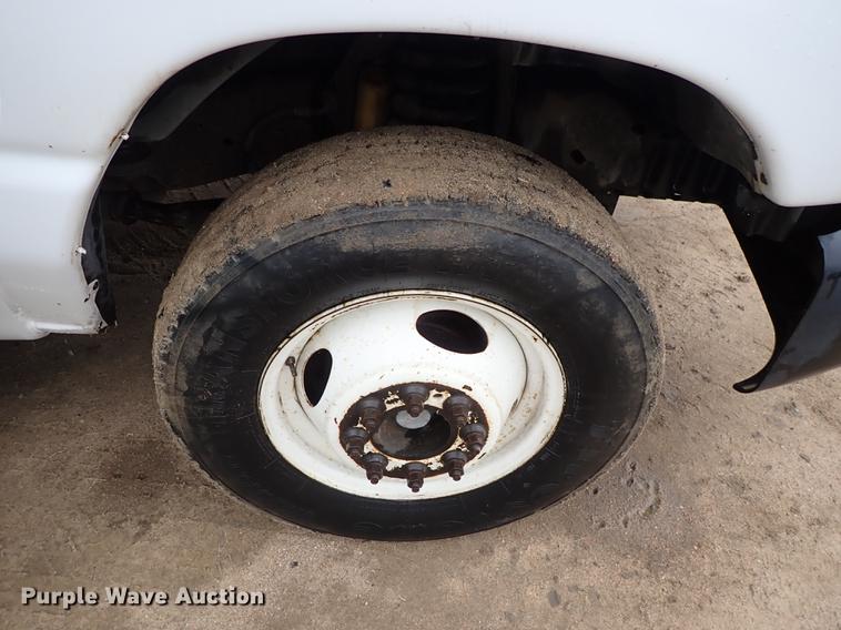 image for item DF8854 2007 Ford Econoline E450 shuttle bus