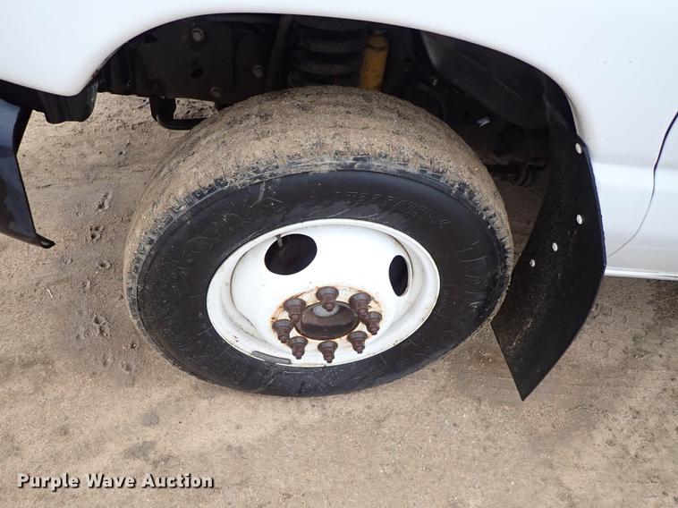 image for item DF8854 2007 Ford Econoline E450 shuttle bus