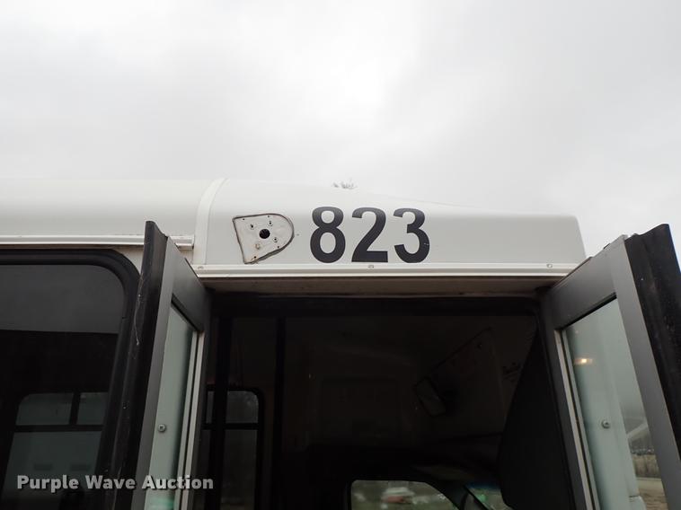 image for item DF8854 2007 Ford Econoline E450 shuttle bus