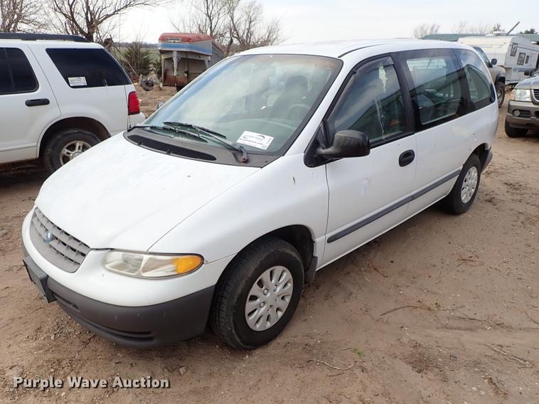 image for item DF8885 1999 Plymouth Voyager van