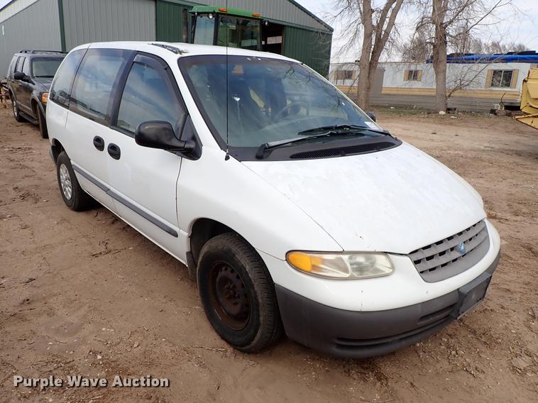 image for item DF8885 1999 Plymouth Voyager van